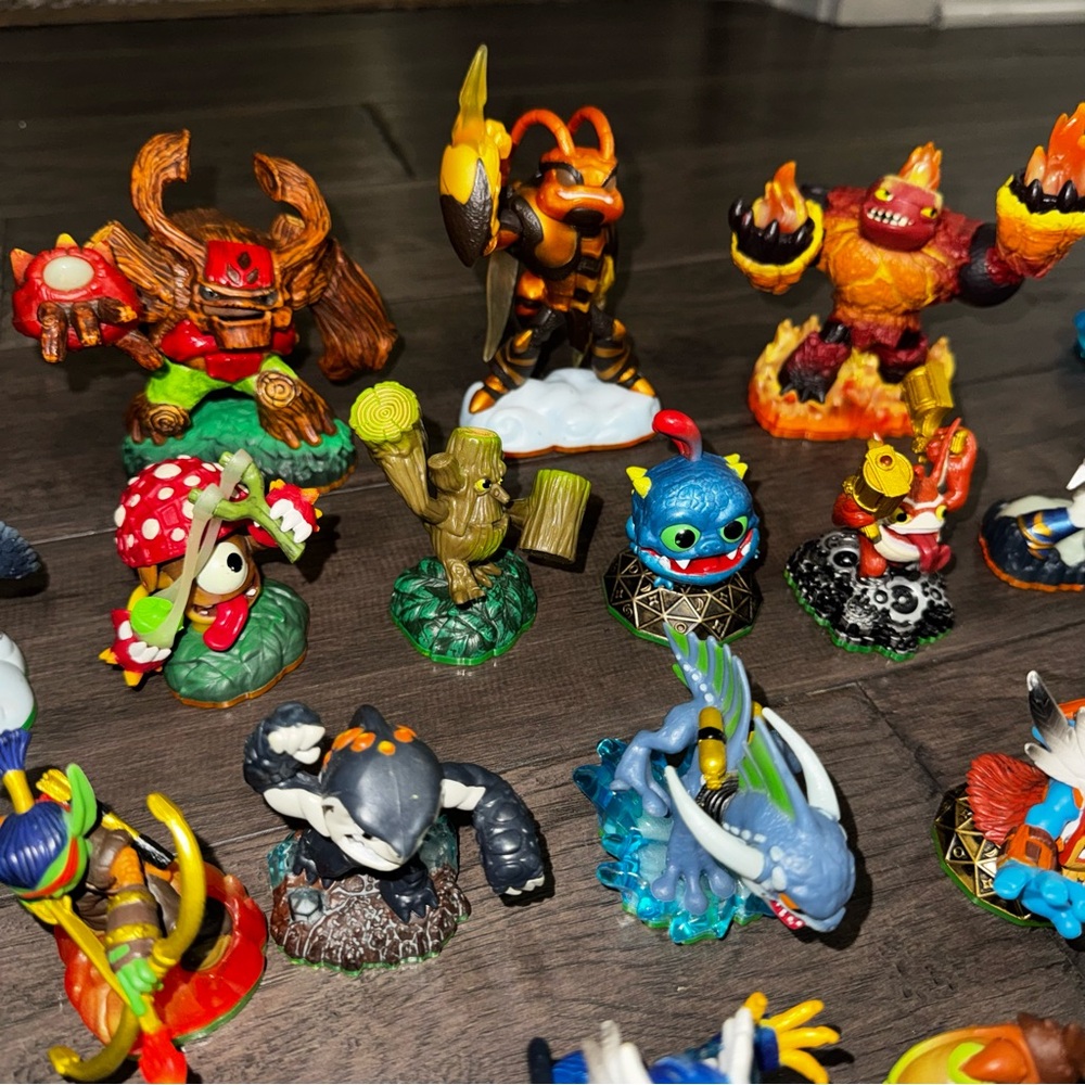LOT OF SKYLANDERS Colorful Fantasy Creature Toy Set - Picture 4 of 8